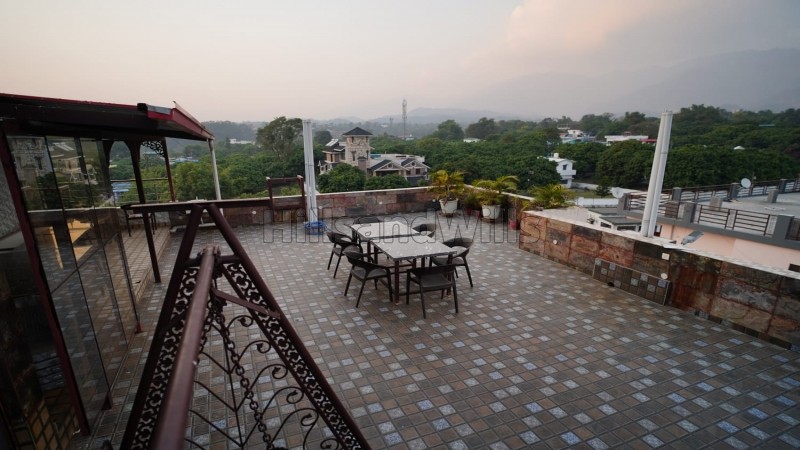 ₹10.20 Cr | 5000 sq. ft homestay for sale in mussorie road dehradun along with 506 sq.meter land